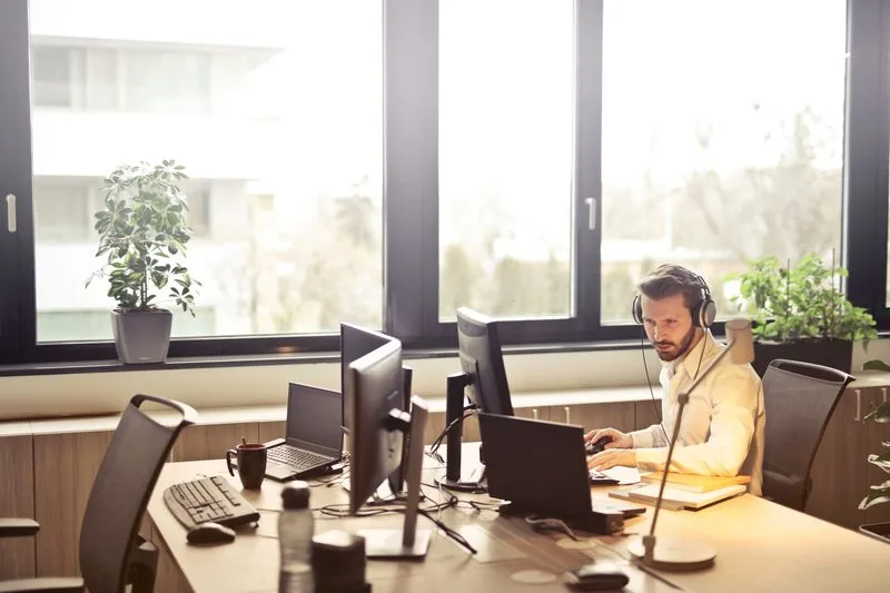 Mesa de escritório com documentos - gestão de saúde ocupacional nas empresas - Simplifica Ocupacional