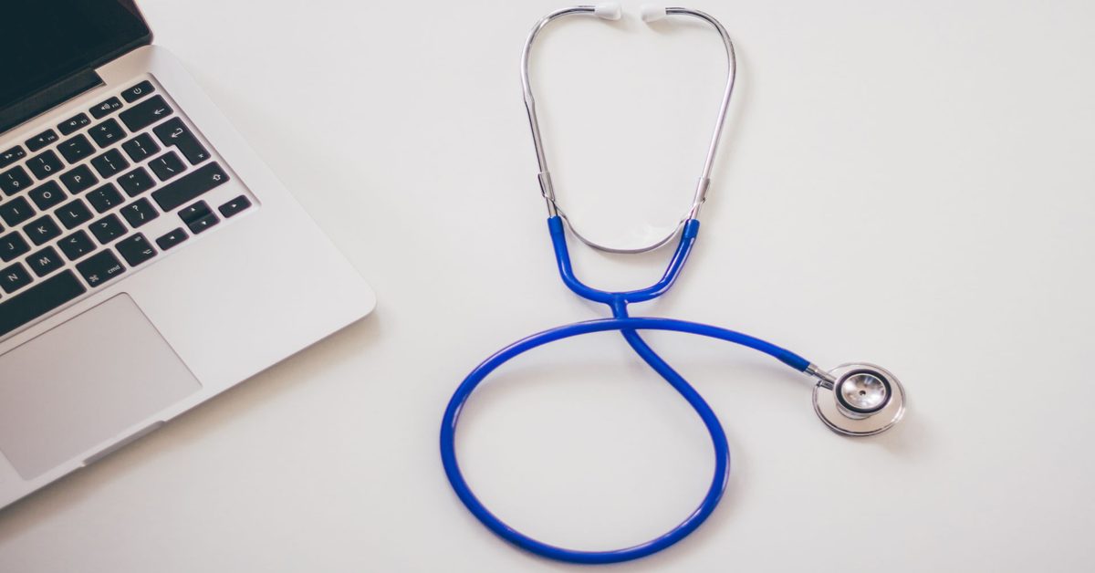 Consultório médico com equipamentos clínicos e computador - exame toxicológico ocupacional - Simplifica Ocupacional