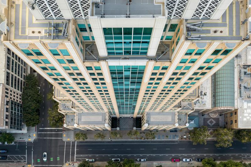 Vista aérea de arranha-céu moderno - Construção civil em altura NR-35 - Simplifica Ocupacional