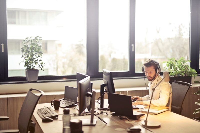 Mesa de escritório com documentos - gestão de saúde ocupacional nas empresas - Simplifica Ocupacional